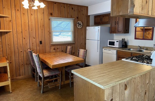 Boyne Falls House | Cozy Cabin, View of Boyne Mountain! Skybridge, Snowboard, Ski, Golf, Bike, Hike!