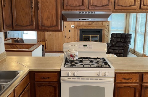 Boyne Falls House | Cozy Cabin, View of Boyne Mountain! Skybridge, Snowboard, Ski, Golf, Bike, Hike!