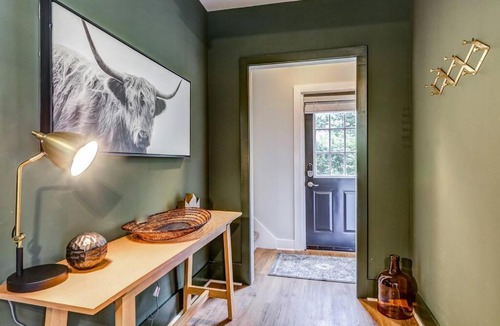 Mountville House | Cozy Dark & Moody Home New Reno 10 mins to Lanc