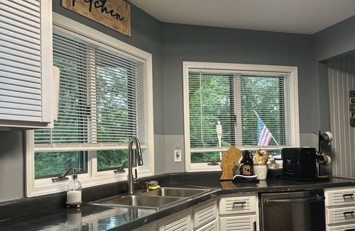 Kendall House | Cozy Forest Retreat, Sleeps 12, King Bed, Firepit, Family nights, Game Room