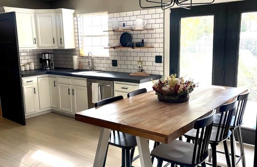 Marion House | Cozy Getaway in the Heart of Marion, Illinois!