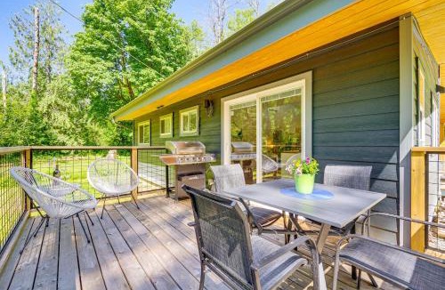Gold Bar House | Deck, Hot Tub & Views: Sleek Getaway in Index!