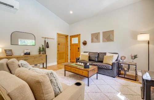 Gold Bar House | Deck, Hot Tub & Views: Sleek Getaway in Index!