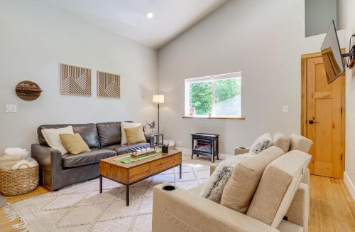 Gold Bar House | Deck, Hot Tub & Views: Sleek Getaway in Index!