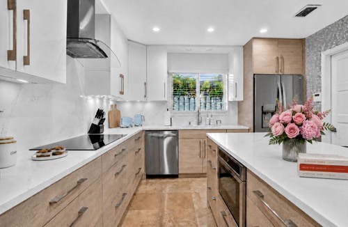 17th Street Causeway House | Designer 4BR Villa Pool 30 min to WC Stadium