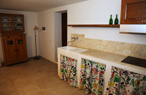 Castellina in Chianti Villa | Detached villa with swimming pool and pizza oven for groups up to fourteen people.
