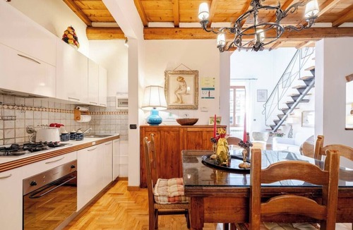 Sant' Ambrogio Apartment | FAMILY FRIENDLY, 5 STARS, TOP LOCATION, A/C, FREE WI/FI nSEE ALSO LISTING 165586