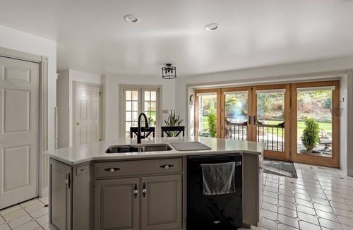 Strasburg House | Fernwood Villa is a large family home with a five bedrooms, a pool table, a patio & a private backyard