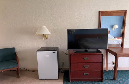 Milledgeville Apartment | Full Bed Non-Smoking