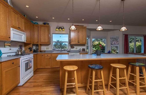 McKinleyville House | Garden Pond Retreat~Hot tub & Fire Pit!