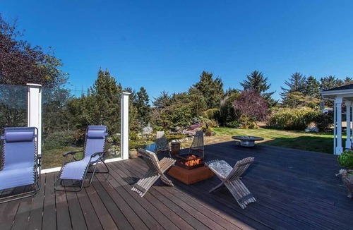 McKinleyville House | Garden Pond Retreat~Hot tub & Fire Pit!