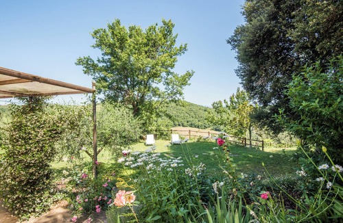 Palazzina Apartment | Holiday Apartment "Casa Francesco" with Shared Garden & Wi-Fi