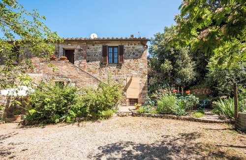 Palazzina Apartment | Holiday Apartment "Casa Francesco" with Shared Garden & Wi-Fi