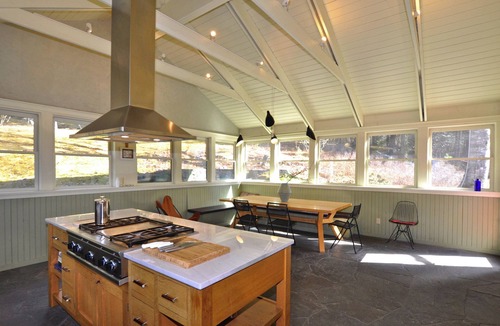 Woodstock House | HUGE KITCHEN 4 Private Acres, 7 Min to Town, AC, Fireplace - Opt. Studio addl.