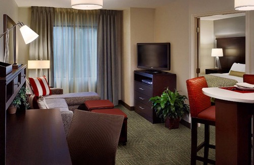 Sterling Heights Condo | King Suite | Buffet Breakfast, Indoor Pool Access + 24h Business Center