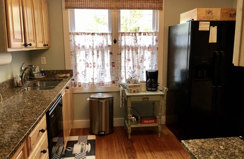 Union Pier House | Lake Escape - Private Hot Tub - Short Walk to Beautiful Berrien Street Beach 🏖️☀️😎