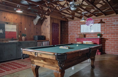 McQueeney House | Lake Mcqueeney Family Farmhouse-Pool Table-Ping Pong~Sleeps 16