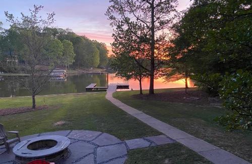 Eatonton House | Lakefront House with Private Dock + Fire Pit!