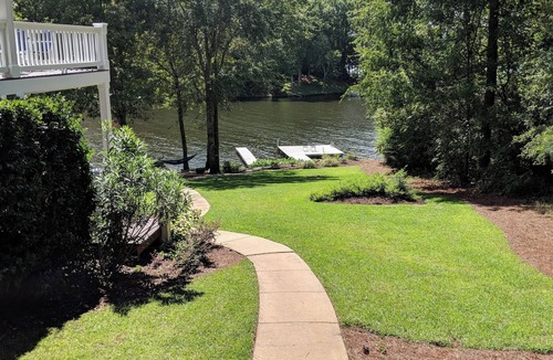 Eatonton House | Lakefront vacation home with kitchen and balcony