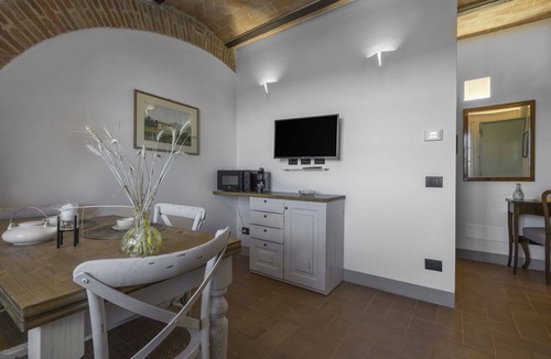 Monteriggioni Apartment | Lovely apartment for 2 guests with pool, WIFI, A/C, TV and pets allowed, close to Siena