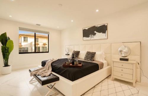 Colee Hammock House | Luxury Paradise walk to Las Olas -5 mins to Beach