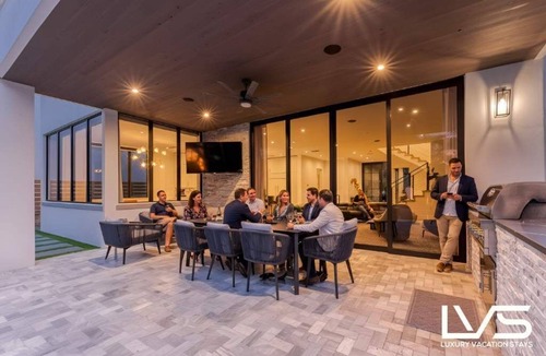 Lauderdale Beach House | LVS Casa La Playa- 5 Beds, Walk 2 Beach with Heated Salt Pool