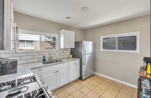 Madison Heights House | ★Minimalistic and Stylish Ranch w/Privacy Fence & No Stairs★ Metro Detroit
