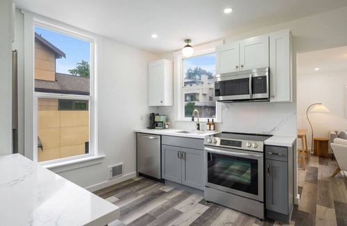 North Queen Anne Apartment | Modern 1BD Apt–Perfect Location!
