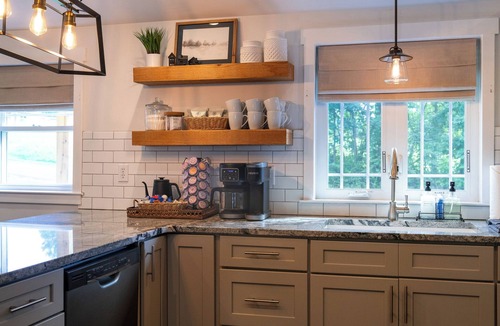 Elizabethtown House | Modern Farmhouse Getaway I 2 BR, Sleeps up to 6