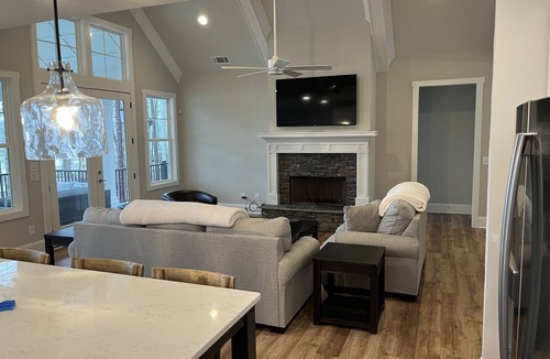 Eatonton House | New Lakefront Oasis with Private Heated Pool