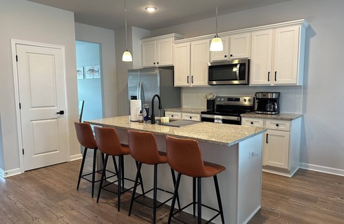 Eatonton House | NEW Spacious Lake Oconee Townhome! Stunning views & 100's feet of waterfront!