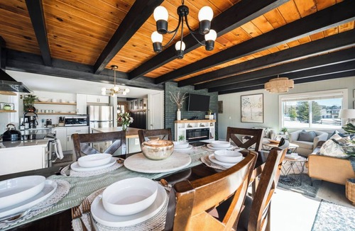 Boyne Falls House | Newly renovated! 5 mins to beach-Hot Tub-Fire Pit-Family & Dog friendly