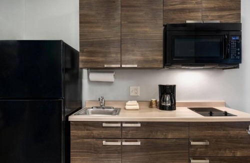 Plainfield Hotel | Pet-Friendly Space w/Full Kitchen for Convenient Extended Stays