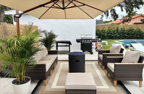 West Little Havana House | POOL- Sleeps 8- Mins to Calle 8 - SoBe - Brickell