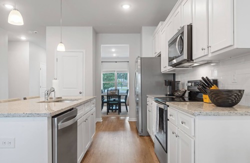 Eatonton House | PRIME Masters Tournament Rental, close to dining and shopping, lake front
