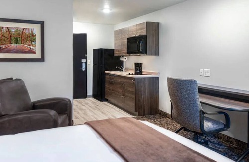 Plainfield Hotel | Relax in a Fully Equipped Room Near Perry Crossing Shops