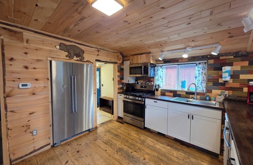 Au Train Cabin | Sight distance of Lake Superior Beach, Autrain River, Close to Pictured Rocks