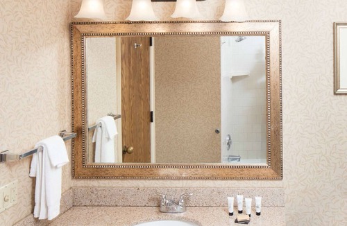 Downtown Hotel | Spacious Queen Room w/Relaxing Surroundings Near Downtown Eureka