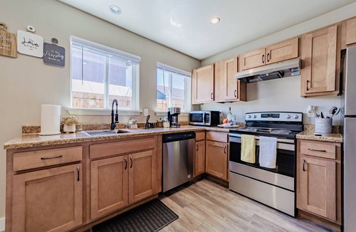 Myrtletown Condo | Sun and Pineapples Guest Suite🍍