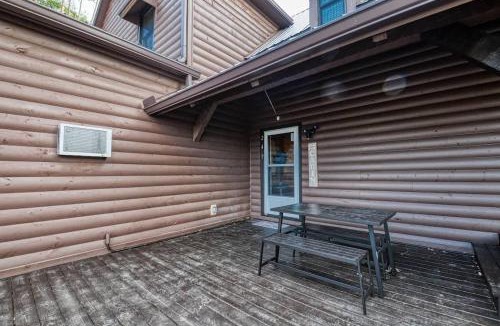 Pigeon Forge Ski Chalet | Tanner Manor Lodge