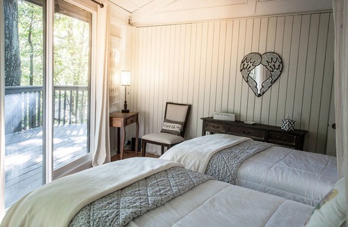 Big Canoe Cabin | The Bee’s Knees of Big Canoe! North GA Mountain Cabin