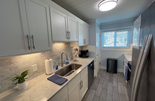 Destin House | 🏝️Updated Beach Townhome ~ Steps to the beach & pool with "Free Beach Service"🏖️