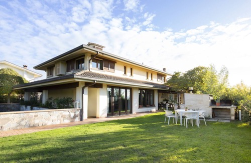 Terranuova Bracciolini Villa | Villa Ema: a contemporary villa and pool near a Tuscan restaurant