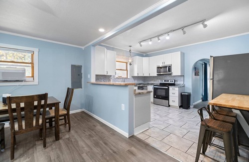 Honor House | Walk to Platt River, Game Room, Hot Tub,Indoor Pickleball, Kayaks, Bikes, Arcade