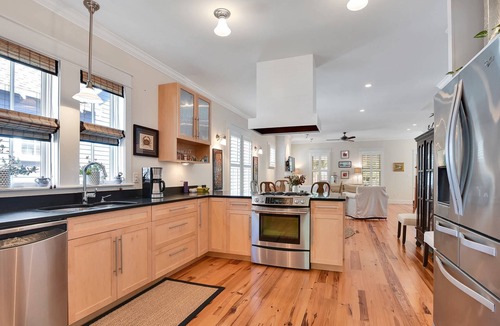 Southport House | Wonderful Cottage - Only 3 Blocks From Downtown Southport Shops and Dining! Outdoor Gas Fire Pit!