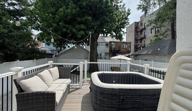2-bedroom apartment, patio, jacuzzi, 20 min drive to NY.