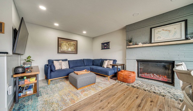 2 Blocks to Beach Park: Cozy Seattle Townhome