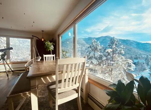 2 Hot Tubs + Sauna + Mountain Views | Winnemucca Retreat