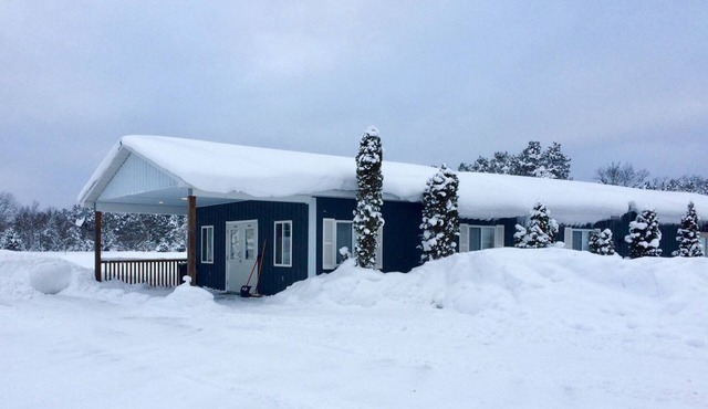 231 Lodge a mile to Crystal Mtn and closer to trails and 231 Pub