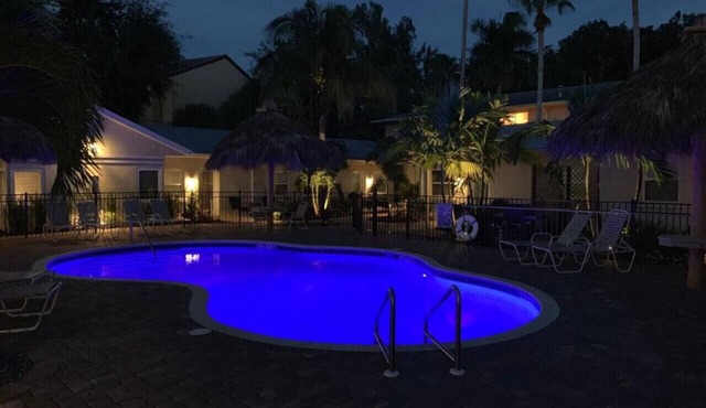 #3-TwinPalms-King Studio Suite-3-min Walk to Siesta Key Beach, Heated Pool